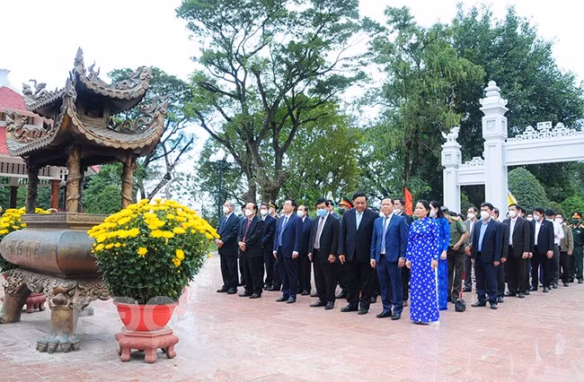 Thiết trần lễ vật cúng tại Đền thờ Tây Sơn tam kiệt. Ảnh: NGỌC NHUẬN