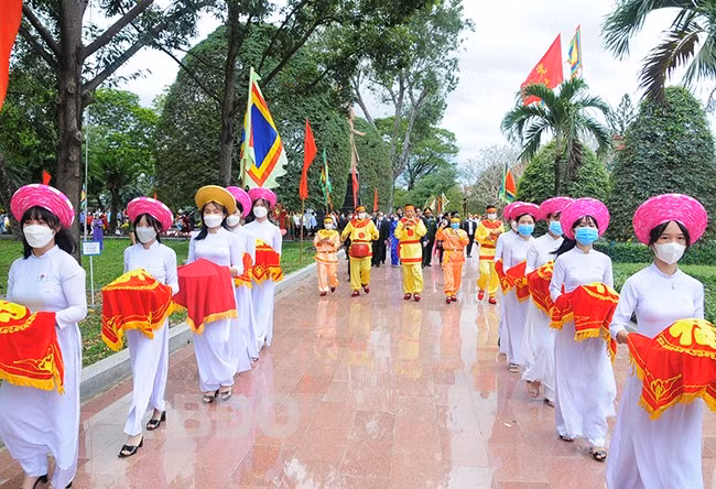 Đại biểu dâng hoa tượng đài Hoàng đế Quang Trung trong khuôn viên Bảo tàng Quang Trung. Ảnh: NGỌC NHUẬN