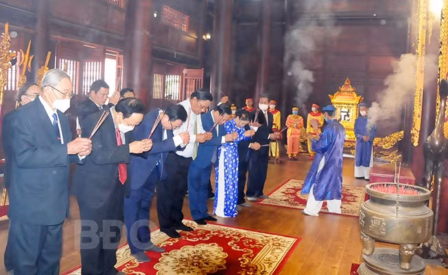 Lãnh đạo tỉnh cùng đại biểu dâng hương tại Điện thờ Tây Sơn tam kiệt. Ảnh: NGỌC NHUẬN