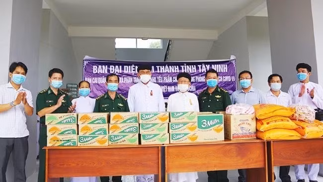 Hội thánh Cao Đài Tòa thánh Tây Ninh thăm và động viên lực lượng phòng, chống dịch Covid-19 thuộc đồn biên phòng Lò Gò, Tây Ninh, tháng 11.2021. (Ảnh: nhandan.vn)