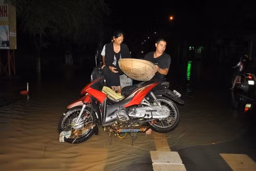 Bất chấp nguy hiểm, xe tải và xích lô liều mình vượt lũ đưa xe máy qua đoạn đường bị ngập với giá 30 ngàn đồng/chiếc (phường Nhơn Bình). Bất chấp nguy hiểm, xe tải và xích lô liều mình vượt lũ đưa xe máy qua đoạn đường bị ngập với giá 30 ngàn đồng/chiếc (phường Nhơn Bình).