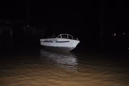 Ca nô được điều động đến ngã ba Phú Tài (phường Trần Quang Diệu) sẵn sàng ứng phó khi cần thiết. Ca nô được điều động đến ngã ba Phú Tài (phường Trần Quang Diệu) sẵn sàng ứng phó khi cần thiết.