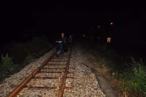 Bất chấp nguy hiểm, nhiều người dân dắt và chạy xe trên đường sắt nhằm tránh đoạn đường bị ngập ở phường Nhơn Bình. Bất chấp nguy hiểm, nhiều người dân dắt và chạy xe trên đường sắt nhằm tránh đoạn đường bị ngập ở phường Nhơn Bình.