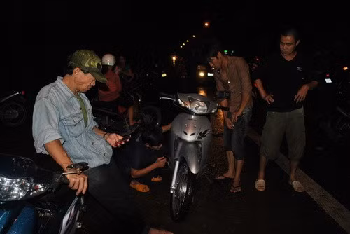 Xe máy bị chết máy khi cố vượt qua đoạn đường ngập nước (phường Nhơn Bình). Xe máy bị chết máy khi cố vượt qua đoạn đường ngập nước (phường Nhơn Bình).