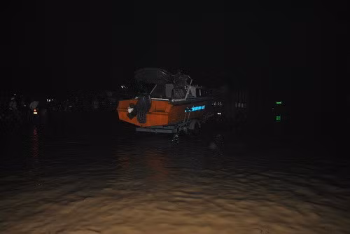 Nhiều phương tiện chốt ở ngã ba Phú Tài sẵn sàng ứng phó mọi tình huống xảy ra. Nhiều phương tiện chốt ở ngã ba Phú Tài sẵn sàng ứng phó mọi tình huống xảy ra.