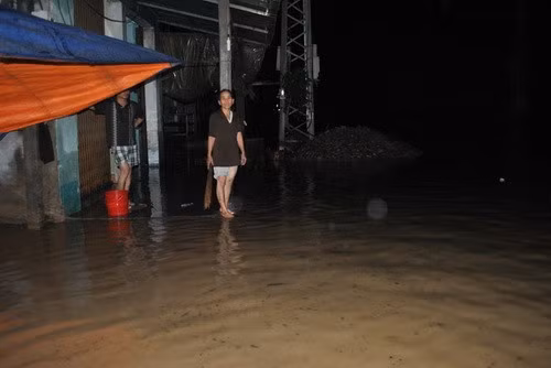 Đoạn đường từ ngã ba Phú Tài vào nội thành chìm trong biển nước. Đoạn đường từ ngã ba Phú Tài vào nội thành chìm trong biển nước.