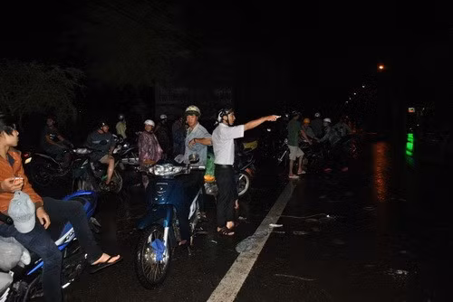 Người và phương tiện giao thông bị tắc nghẽn ở phường Nhơn Bình. Người và phương tiện giao thông bị tắc nghẽn ở phường Nhơn Bình.