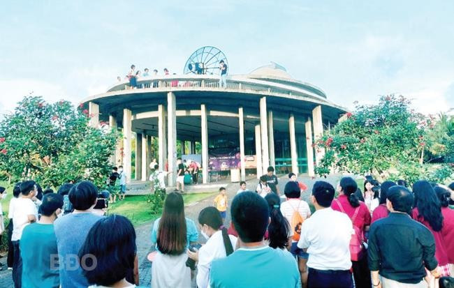 Các bạn trẻ trải nghiệm STEM thả trứng hạ cánh trên Sao Hỏa. Ảnh: TRỌNG LỢI Các bạn trẻ trải nghiệm STEM thả trứng hạ cánh trên Sao Hỏa. Ảnh: TRỌNG LỢI