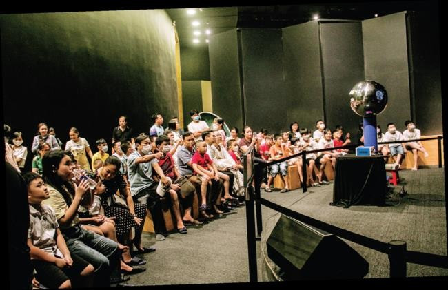 Phụ huynh và học sinh cùng trải nghiệm show khám phá tĩnh điện và điện áp cao. Ảnh: TRƯƠNG ĐỊNH Phụ huynh và học sinh cùng trải nghiệm show khám phá tĩnh điện và điện áp cao. Ảnh: TRƯƠNG ĐỊNH