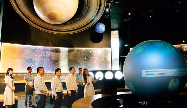 Tìm hiểu các hành tinh ở căn phòng Hệ Mặt trời. Ảnh: TRỌNG LỢI