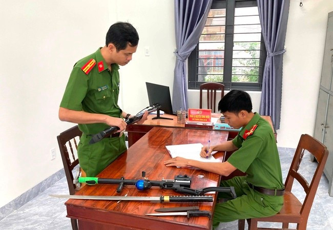 Cán bộ CA xã Hoài Phú (TX Hoài Nhơn) tiếp nhận, kiểm tra số vũ khí người dân giao nộp. Ảnh: CA xã Hoài Phú Cán bộ CA xã Hoài Phú (TX Hoài Nhơn) tiếp nhận, kiểm tra số vũ khí người dân giao nộp. Ảnh: CA xã Hoài Phú