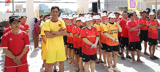 Các đội tham gia Hội đua thuyền diễn ra trên sông Gò Bồi. Ảnh: N.DŨNG Các đội tham gia Hội đua thuyền diễn ra trên sông Gò Bồi. Ảnh: N.DŨNG