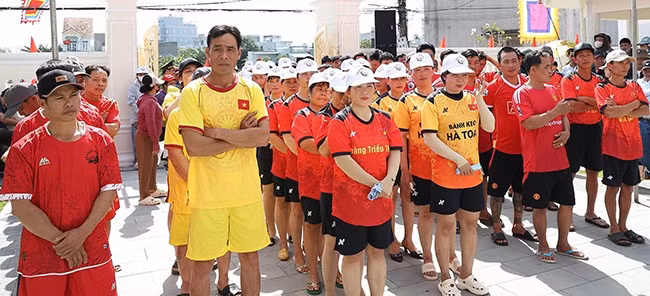 Các đội tham gia Hội đua thuyền diễn ra trên sông Gò Bồi. Ảnh: N.DŨNG