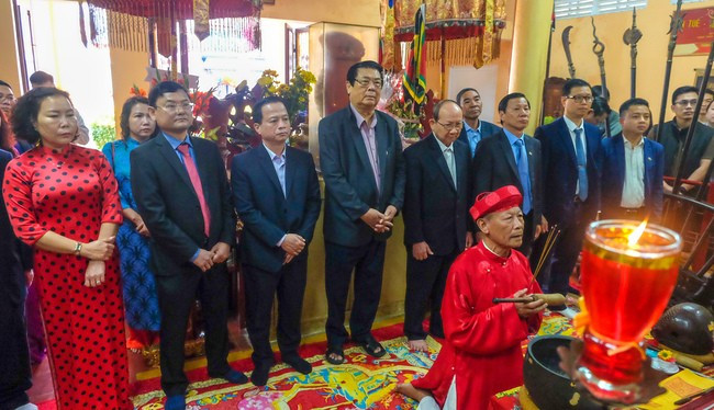 Đại biểu tập trung trước án tiền để thực hiện các nghi lễ. Ảnh: NGỌC NHUẬN Đại biểu tập trung trước án tiền để thực hiện các nghi lễ. Ảnh: NGỌC NHUẬN