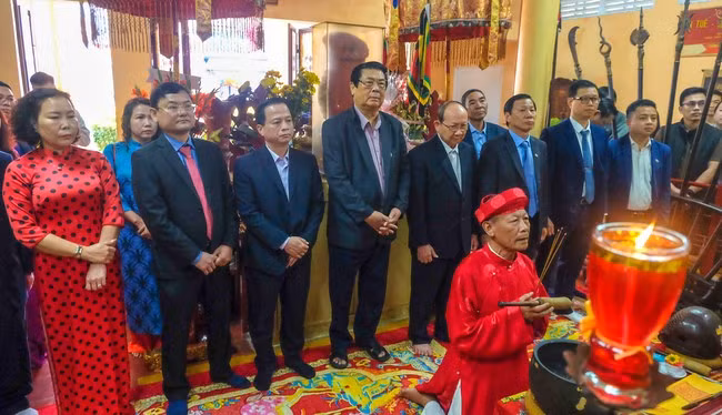 Đại biểu tập trung trước án tiền để thực hiện các nghi lễ. Ảnh: NGỌC NHUẬN