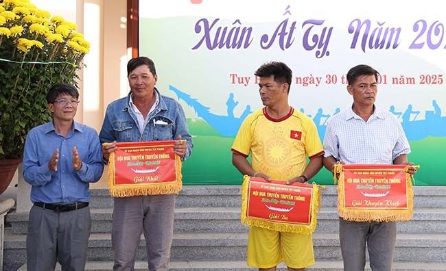 Ban tổ chức trao giải cho các đội đạt thành tích cao nội dung đua thuyền truyền thống nam. Ảnh: N.DŨNG Ban tổ chức trao giải cho các đội đạt thành tích cao nội dung đua thuyền truyền thống nam. Ảnh: N.DŨNG