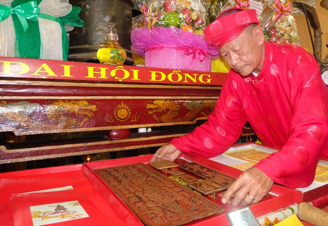 Chuẩn bị các tờ ấn để làm lễ. Ảnh: NGỌC NHUẬN Chuẩn bị các tờ ấn để làm lễ. Ảnh: NGỌC NHUẬN