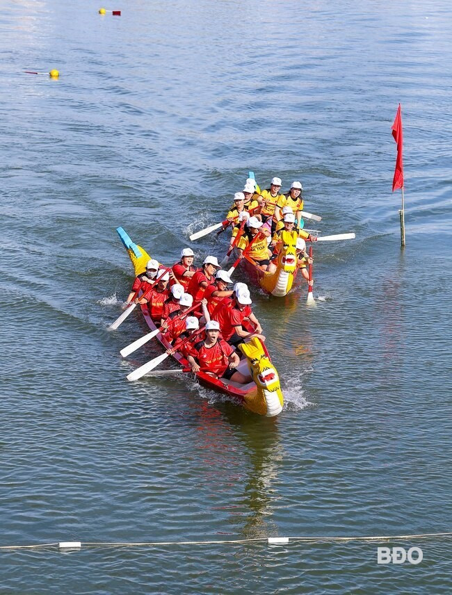 Pha bứt tốc của đội đua thuyền tập thể nữ thôn Kim Đông mang về chiến thắng trước đội thôn Tân Giản trong trận chung kết. Ảnh: N.DŨNG Pha bứt tốc của đội đua thuyền tập thể nữ thôn Kim Đông mang về chiến thắng trước đội thôn Tân Giản trong trận chung kết. Ảnh: N.DŨNG