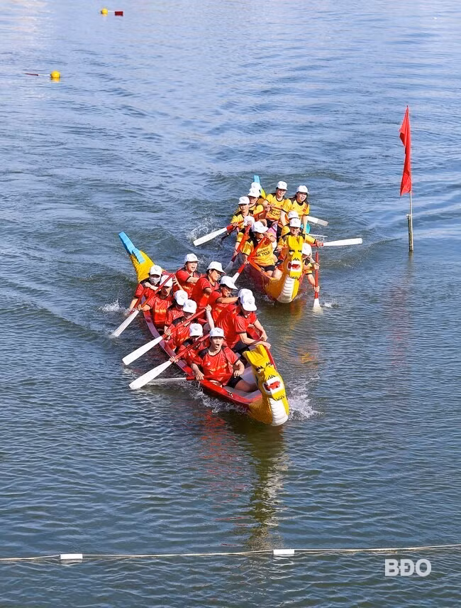 Pha bứt tốc của đội đua thuyền tập thể nữ thôn Kim Đông mang về chiến thắng trước đội thôn Tân Giản trong trận chung kết. Ảnh: N.DŨNG