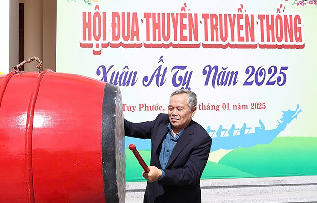 Ông Nguyễn Đình Thuận, Phó Bí thư Thường trực Huyện ủy Tuy Phước, đánh trống khai mạc Lễ hội đua thuyền trên sông Gò Bồi chiều mùng 2 Tết. Ảnh: N.DŨNG Ông Nguyễn Đình Thuận, Phó Bí thư Thường trực Huyện ủy Tuy Phước, đánh trống khai mạc Lễ hội đua thuyền trên sông Gò Bồi chiều mùng 2 Tết. Ảnh: N.DŨNG