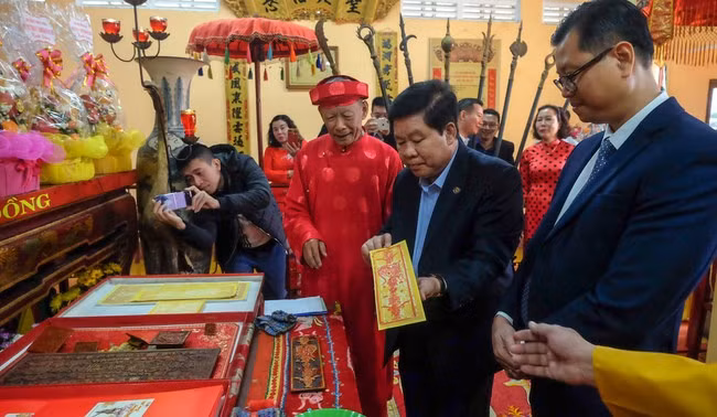 Những lá ấn sau khi được đóng ấn. Ảnh: NGỌC NHUẬN