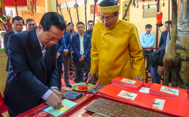 Phó Chủ tịch Thường trực UBND tỉnh Nguyễn Tuấn Thanh thực hiện nghi thức khai ấn. Ảnh: NGỌC NHUẬN Phó Chủ tịch Thường trực UBND tỉnh Nguyễn Tuấn Thanh thực hiện nghi thức khai ấn. Ảnh: NGỌC NHUẬN