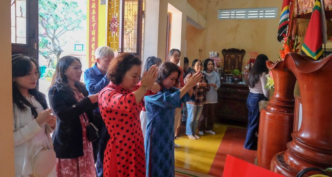 Người dân đến dâng hương Đền thờ Đức Thánh Trần và xin ấn cầu mong một năm mới sức khỏe dồi dào, bình an, may mắn. Ảnh: NGỌC NHUẬN Người dân đến dâng hương Đền thờ Đức Thánh Trần và xin ấn cầu mong một năm mới sức khỏe dồi dào, bình an, may mắn. Ảnh: NGỌC NHUẬN