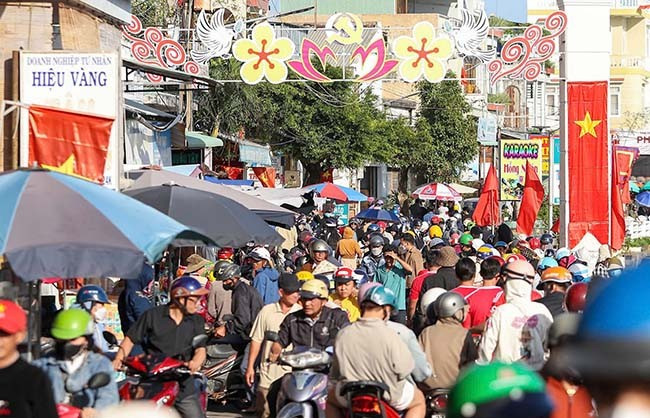 Hàng nghìn người dân cổ vũ cho các đội đua. Ảnh: N.DŨNG Hàng nghìn người dân cổ vũ cho các đội đua. Ảnh: N.DŨNG