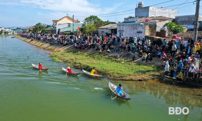 Các VĐV nam tranh tài ở nội dung đua sõng câu bằng dầm cá nhân. Ảnh: N.DŨNG Các VĐV nam tranh tài ở nội dung đua sõng câu bằng dầm cá nhân. Ảnh: N.DŨNG