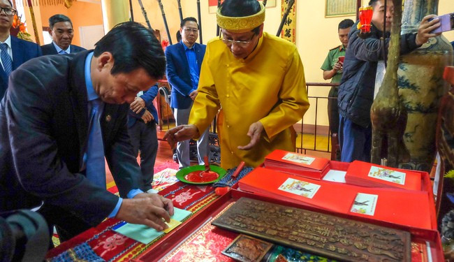 Bí thư Thành ủy Quy Nhơn Nguyễn Văn Dũng thực hiện nghi thức khai ấn. Ảnh: NGỌC NHUẬN Bí thư Thành ủy Quy Nhơn Nguyễn Văn Dũng thực hiện nghi thức khai ấn. Ảnh: NGỌC NHUẬN