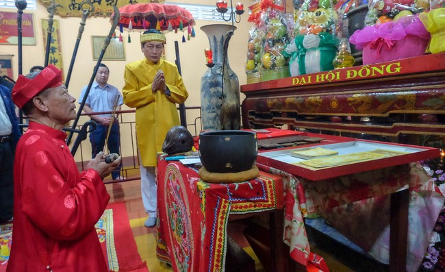 Thực hiện nghi lễ cúng xin khai ấn. Ảnh: NGỌC NHUẬN Thực hiện nghi lễ cúng xin khai ấn. Ảnh: NGỌC NHUẬN
