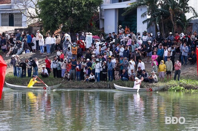 Các VĐV nữ tranh tài ở nội dung đua sõng câu bằng dầm cá nhân. Ảnh: N.DŨNG Các VĐV nữ tranh tài ở nội dung đua sõng câu bằng dầm cá nhân. Ảnh: N.DŨNG