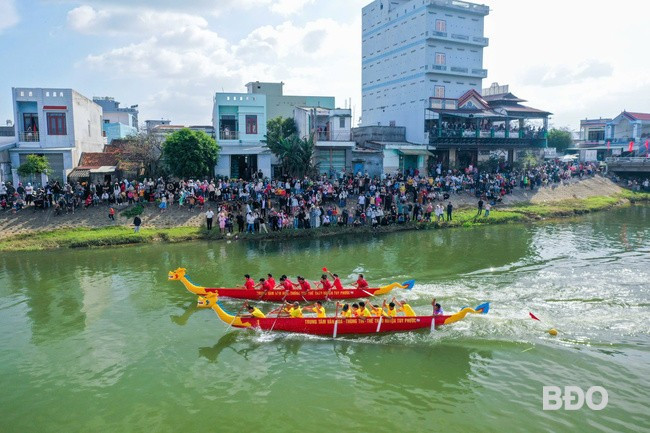 Các đội đua thuyền tập thể nam đang so kè nhau từng mét một trên đường đua. Ảnh: N.DŨNG Các đội đua thuyền tập thể nam đang so kè nhau từng mét một trên đường đua. Ảnh: N.DŨNG