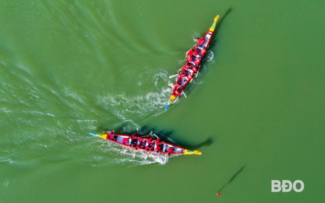 Đội nào có kỹ thuật xử tốt và nhanh khi ôm cua qua cột cờ làm mốc sẽ giành ưu thế. Ảnh: N.DŨNG Đội nào có kỹ thuật xử tốt và nhanh khi ôm cua qua cột cờ làm mốc sẽ giành ưu thế. Ảnh: N.DŨNG