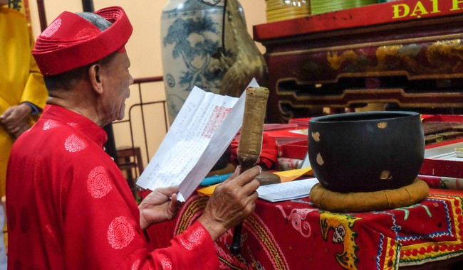 Đọc văn tế cầu mong quốc thái dân an, đất nước mạnh giàu, tỉnh nhà phát triển, đời sống nhân dân ấm no, hạnh phúc. Ảnh: NGỌC NHUẬN Đọc văn tế cầu mong quốc thái dân an, đất nước mạnh giàu, tỉnh nhà phát triển, đời sống nhân dân ấm no, hạnh phúc. Ảnh: NGỌC NHUẬN