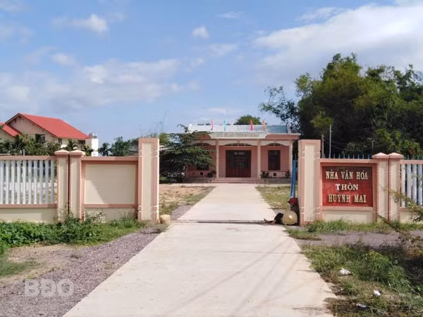 Đến nay ở huyện Tuy Phước hầu như chưa NVH xã, thôn nào phát huy hết công năng. - Trong ảnh: NVH thôn Huỳnh Mai có khuôn viên rộng rãi và khá đẹp nhưng có rất ít hoạt động văn hóa, TDTT được tổ chức ở đây.