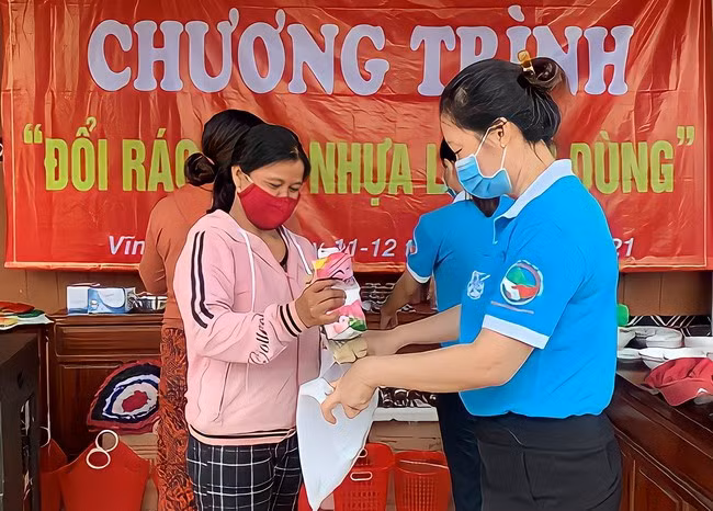 Chương trình “Đổi rác thải nhựa lấy đồ dùng” tại thị trấn Vĩnh Thạnh (huyện Vĩnh Thạnh). Ảnh: Hội LHPN thị trấn Vĩnh Thạnh