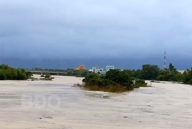 Sông Hà Thanh đoạn chảy từ cầu Diêu Trì (Tuy Phước) xuống phường Nhơn Phú (Quy Nhơn), đầu giờ chiều 28.11 đã gần ở mức báo động 2. Ảnh: HOÀI THU Sông Hà Thanh đoạn chảy từ cầu Diêu Trì (Tuy Phước) xuống phường Nhơn Phú (Quy Nhơn), đầu giờ chiều 28.11 đã gần ở mức báo động 2. Ảnh: HOÀI THU