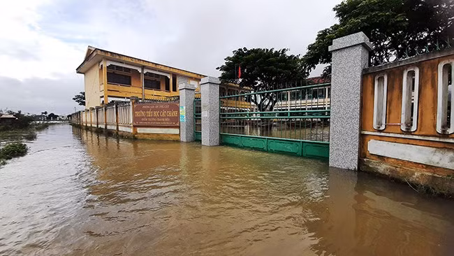 Trường tiểu học xã Cát Chánh, huyện Phù Cát bị lũ bủa vây