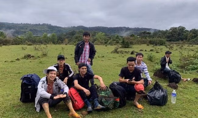 Khách ở homestay của gia đình chị Kênh được hướng dẫn tham quan đồi sim An Toàn (thuộc thôn 1, xã An Toàn). Ảnh: Homestay