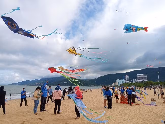 Nhiều người dân cũng mang diều tới thả, hưởng ứng hội thi.