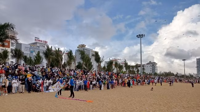 Đông đảo người dân và du khách tham dự ngày hội thả diều tại bãi biển Quy Nhơn.
