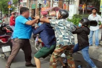 Can ngăn chồng đánh nhau, vợ bị đâm tử vong