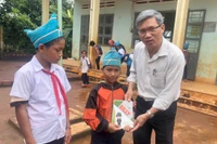 "Cặp lá yêu thương" cho học sinh nghèo xã Ia Tôr