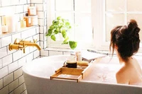 12 nguyên liệu thêm vào bồn tắm giúp da sáng mịn, thải độc