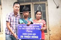 Pleiku: Trao 20 triệu đồng cho cậu bé khuyết tật đam mê bóng đá