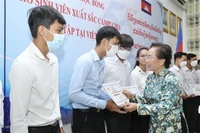 Trao học bổng cho 100 sinh viên xuất sắc Campuchia đang học tập tại Việt Nam