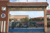 Kỷ luật cảnh cáo phó hiệu trưởng bắt học sinh "ăn thức ăn lấy ra từ thùng rác"