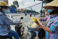 Hàng rong trĩu bước mưu sinh: Dè sẻn để qua ngày khó