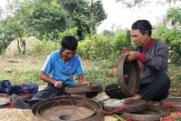 Đôi bạn chỉnh chiêng